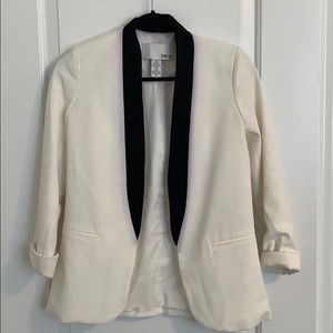 Fitted white Bar III blazer